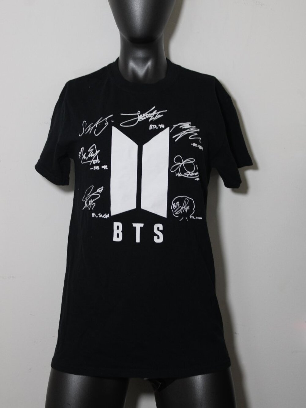 BTS Signature K-Pop Graphic Tee Black - Size Small Gildan